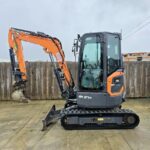 Doosan DX27Z–7 + 3 GODETS – Mini Pelle 2,7T