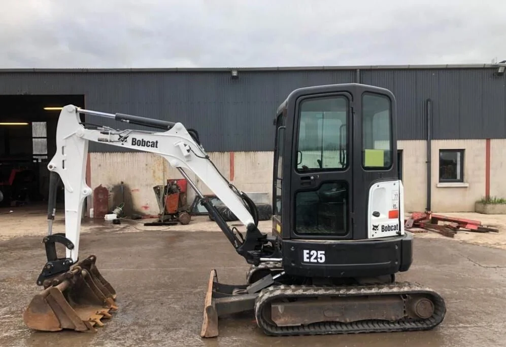 BOBCAT E25-EM + 3 GODETS – Mini Pelle 2,44T – Image 10