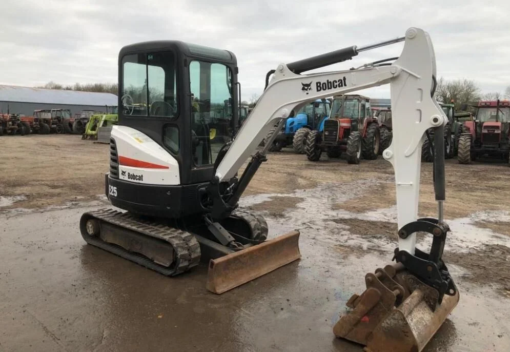 BOBCAT E25-EM + 3 GODETS – Mini Pelle 2,44T – Image 2