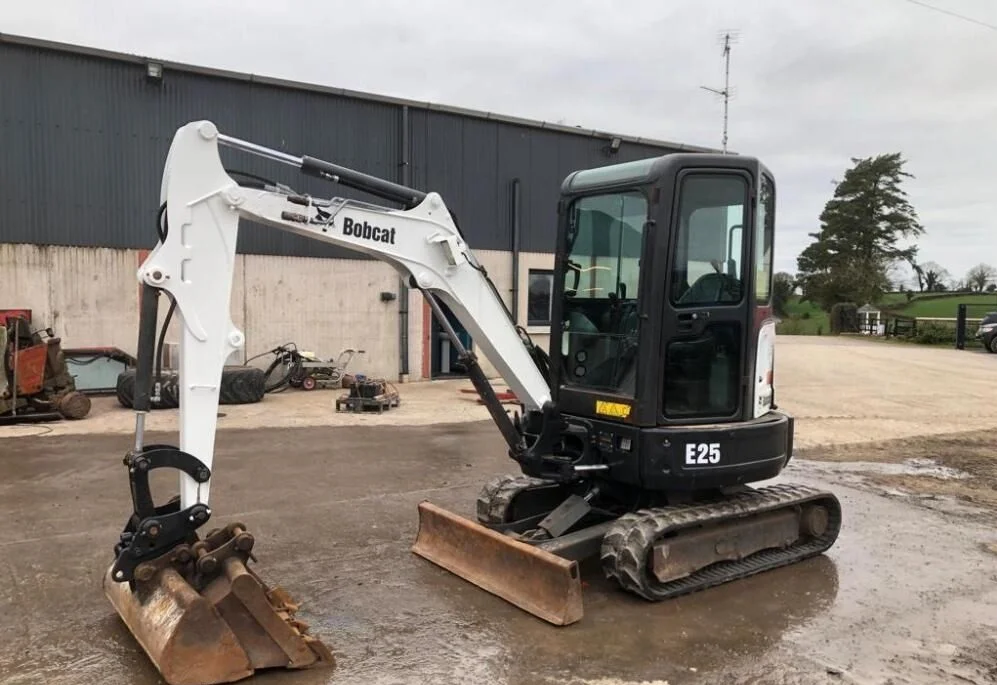 BOBCAT E25-EM + 3 GODETS – Mini Pelle 2,44T – Image 8