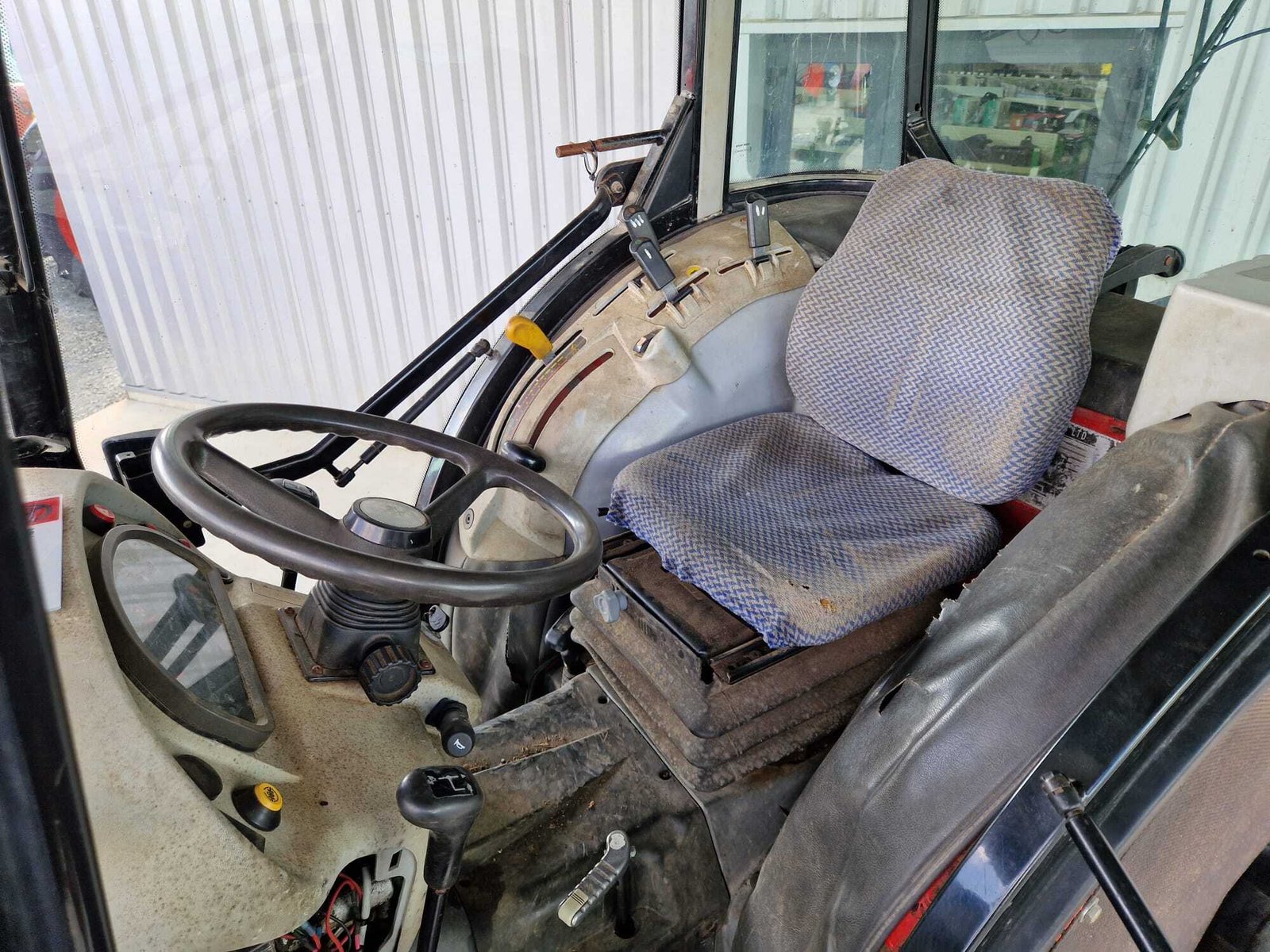 MASSEY FERGUSON 3325 – Image 8